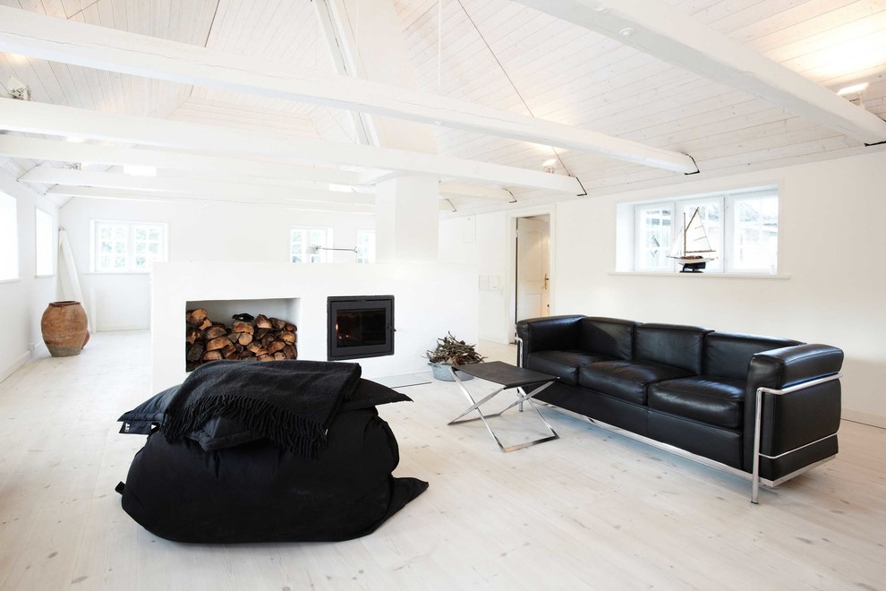 На фото: большая открытая, парадная гостиная комната в скандинавском стиле с белыми стенами, светлым паркетным полом, стандартным камином и фасадом камина из плитки без телевизора