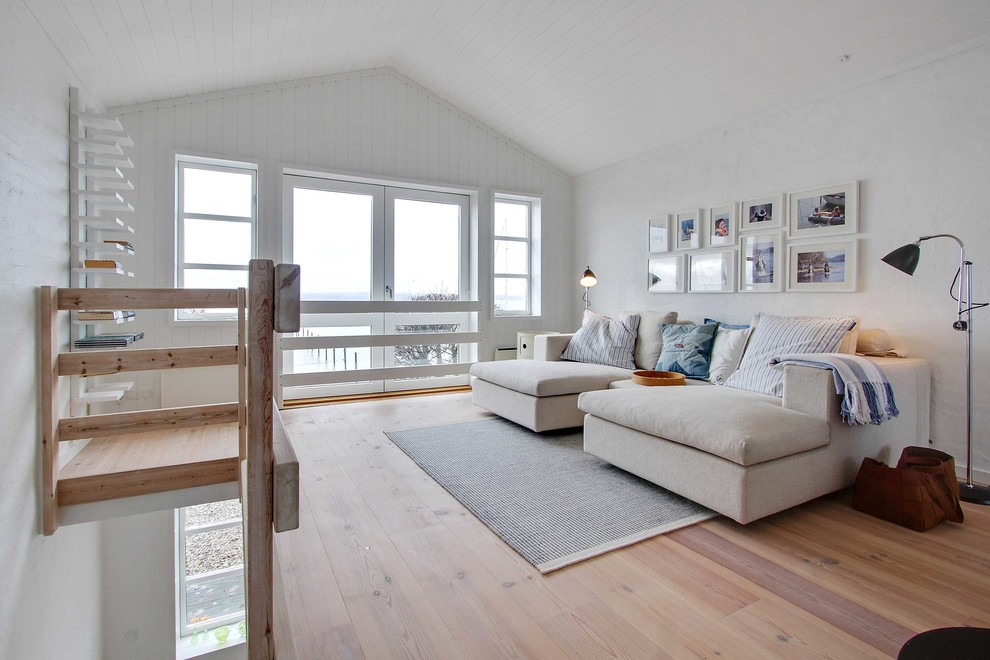 Idee per un soggiorno nordico di medie dimensioni con pareti bianche e pavimento marrone