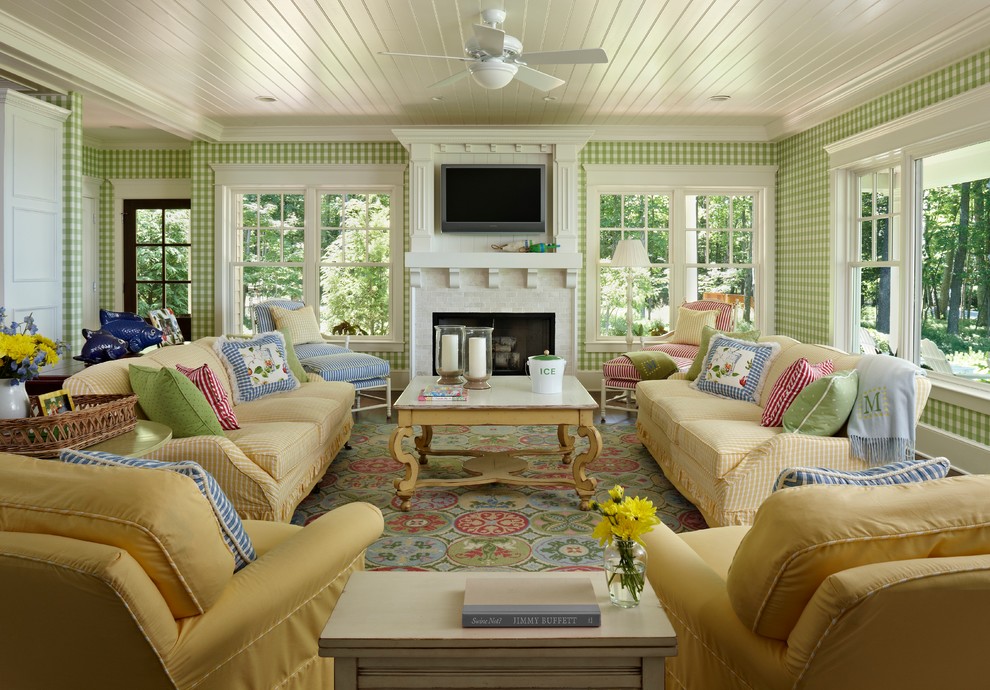 Immagine di un soggiorno chic con pareti multicolore e TV a parete