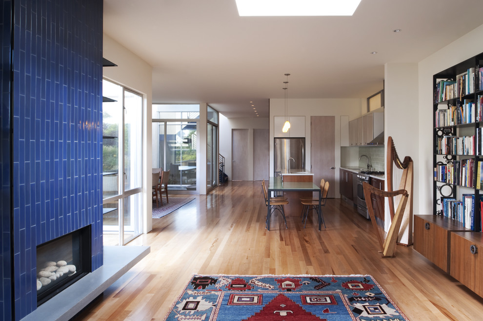 Свежая идея для дизайна: гостиная комната в стиле модернизм с фасадом камина из плитки - отличное фото интерьера
