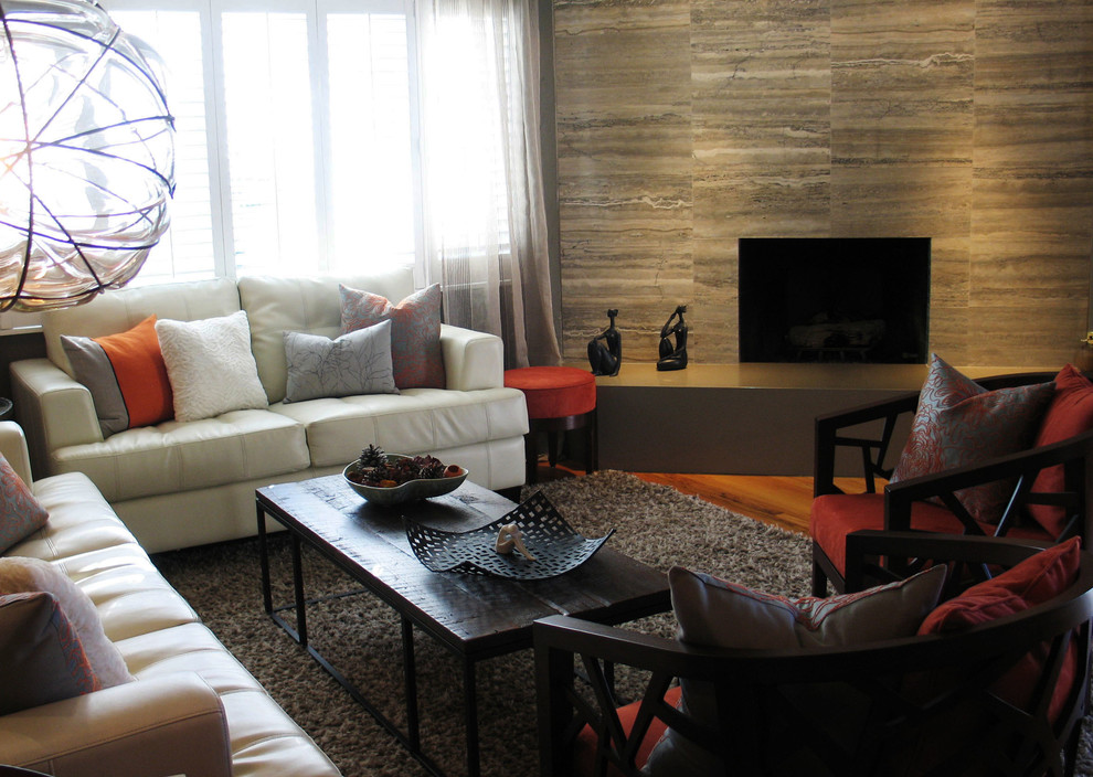 Kleines, Offenes Modernes Wohnzimmer mit grauer Wandfarbe, hellem Holzboden, Eckkamin und Kaminumrandung aus Stein in San Diego