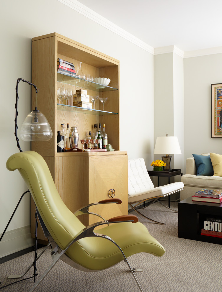 Идея дизайна: открытая гостиная комната в современном стиле с серыми стенами и ковровым покрытием