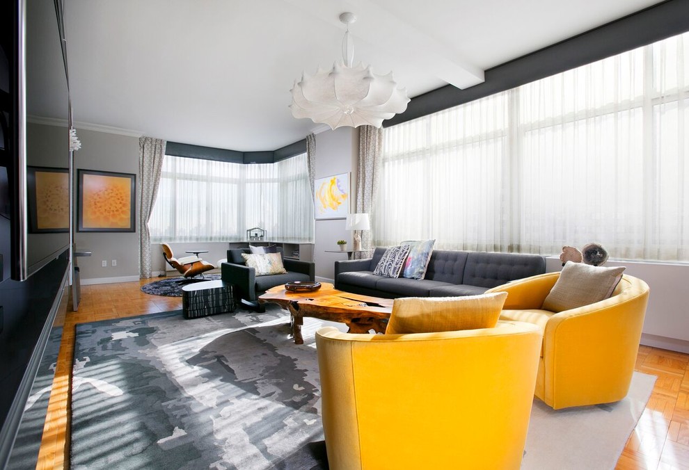 Imagen de salón abierto minimalista grande con paredes grises, moqueta y televisor colgado en la pared