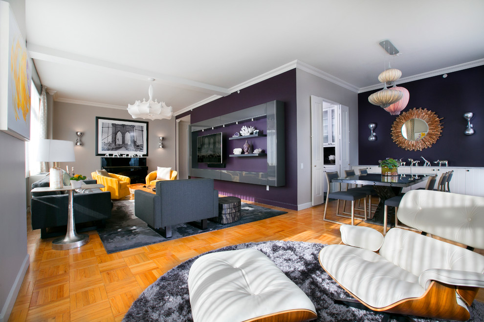 На фото: открытая гостиная комната среднего размера в стиле модернизм с серыми стенами, светлым паркетным полом, стандартным камином, фасадом камина из металла и телевизором на стене с