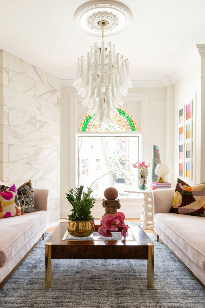 Modernes Wohnzimmer mit beiger Wandfarbe, braunem Holzboden und braunem Boden in Chicago