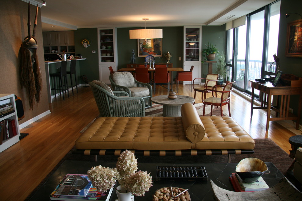 Bild på ett stort eklektiskt allrum med öppen planlösning, med gröna väggar, ljust trägolv och brunt golv