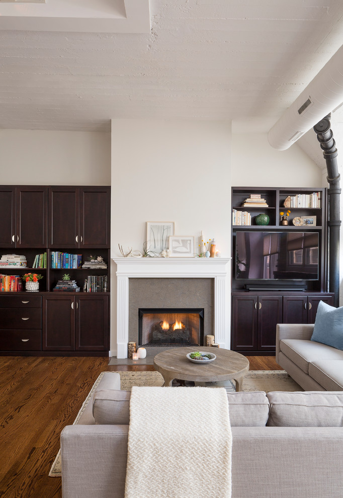 Modelo de salón para visitas tipo loft actual grande con paredes blancas, suelo de madera oscura y todas las chimeneas