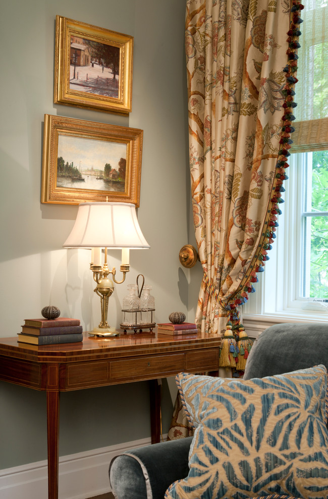 Foto di un grande soggiorno tradizionale chiuso con sala formale, pareti blu, parquet scuro, camino classico e nessuna TV