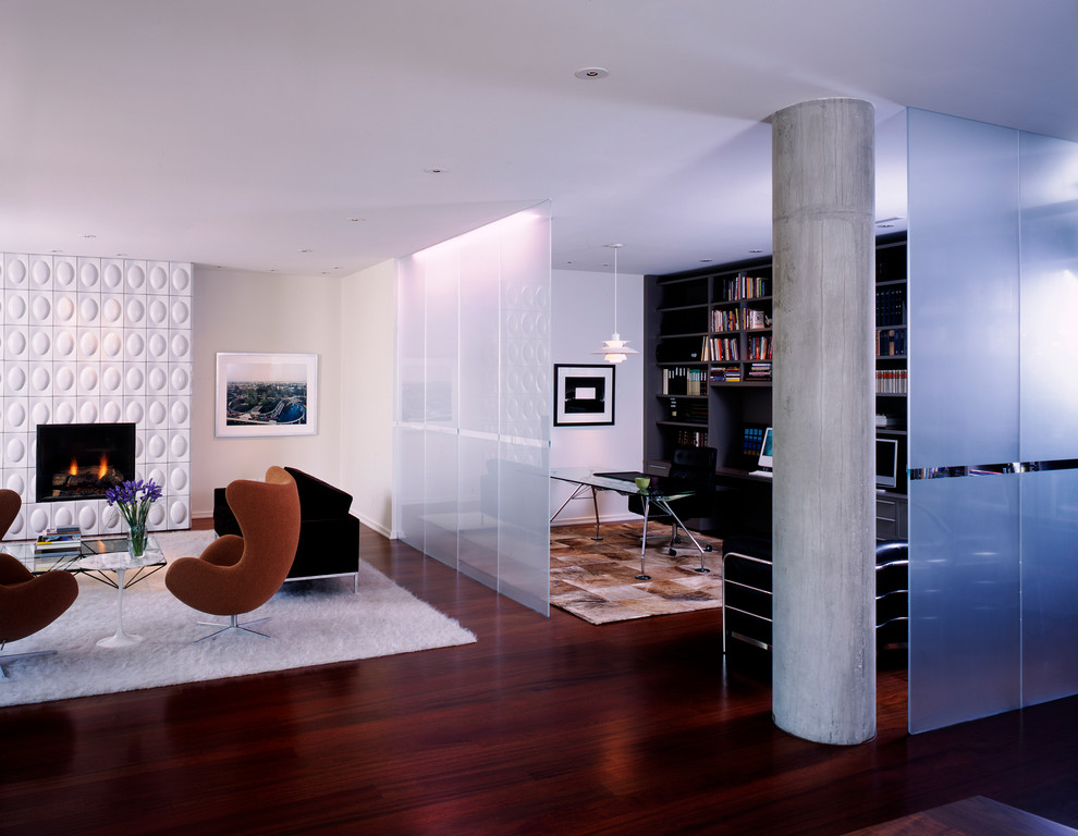 Modernes Wohnzimmer mit weißer Wandfarbe und Kamin in Chicago