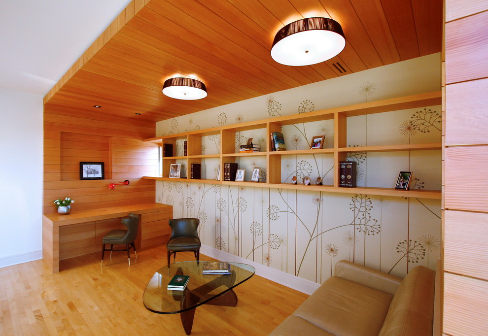Idée de décoration pour un petit salon design fermé avec parquet clair, aucune cheminée, un mur beige et aucun téléviseur.