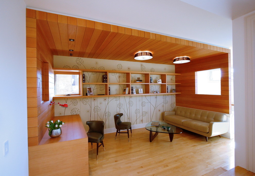 Cette image montre un petit salon design fermé avec parquet clair, un mur beige, aucune cheminée et aucun téléviseur.