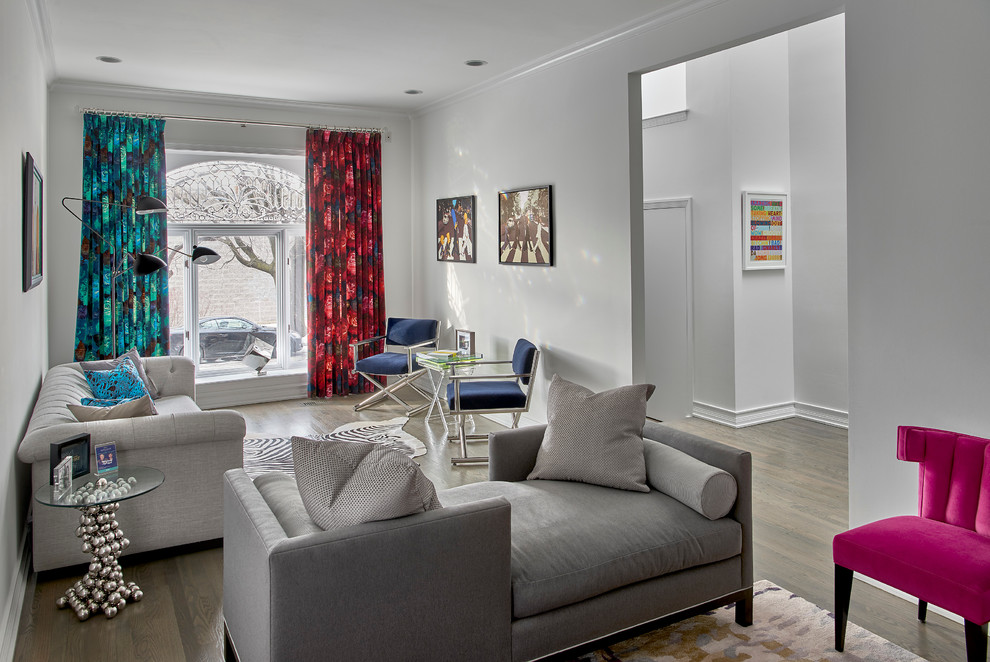 Идея дизайна: открытая гостиная комната среднего размера в современном стиле с белыми стенами, паркетным полом среднего тона и стандартным камином без телевизора