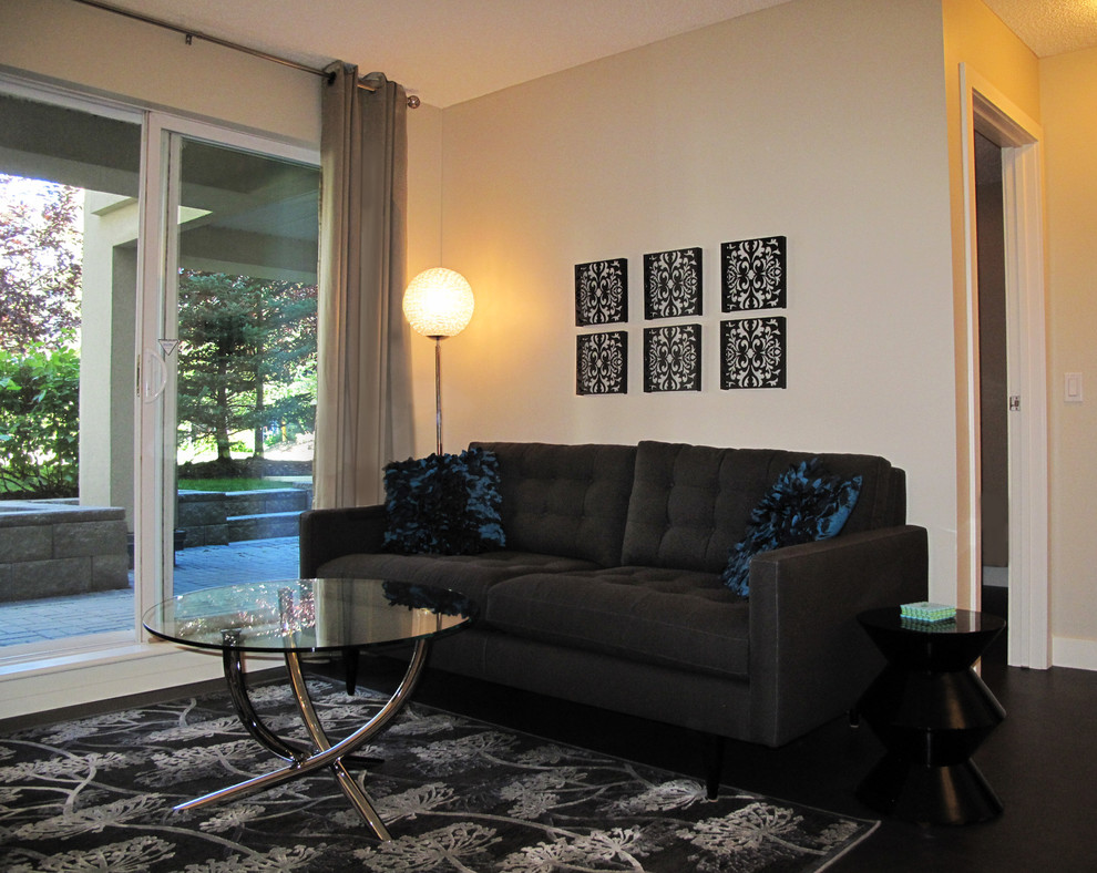 Kleines, Offenes Modernes Wohnzimmer mit beiger Wandfarbe, Korkboden, Eckkamin und gefliester Kaminumrandung in Calgary
