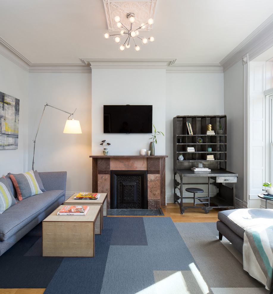Imagen de salón para visitas abierto tradicional renovado grande con paredes blancas y suelo de madera en tonos medios
