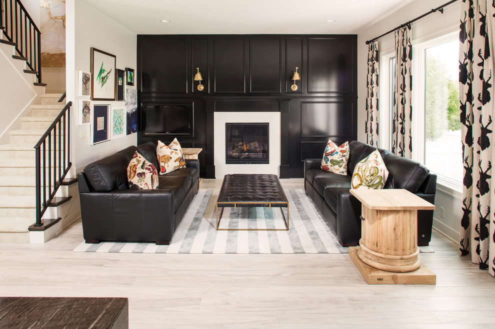 Repräsentatives, Fernseherloses, Offenes Klassisches Wohnzimmer mit hellem Holzboden, Kamin und schwarzer Wandfarbe in Sonstige