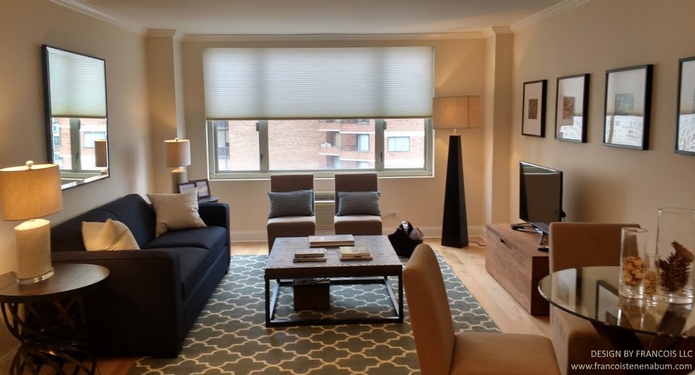 Ejemplo de salón abierto contemporáneo pequeño con paredes beige, suelo de madera clara, televisor independiente y suelo azul