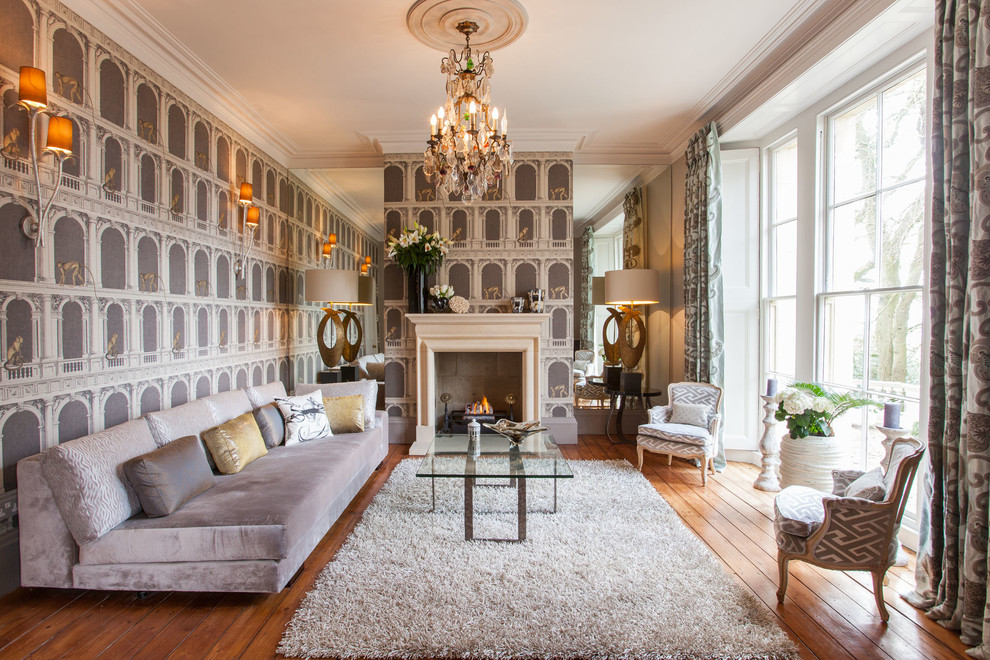 Immagine di un grande soggiorno minimal chiuso con sala formale, pareti multicolore e pavimento in legno massello medio