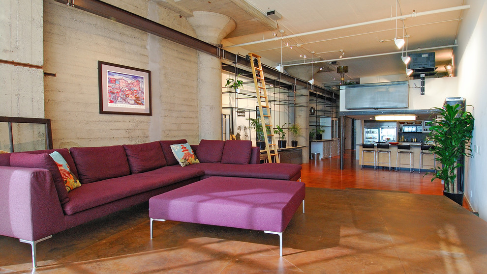 Diseño de salón para visitas abierto urbano grande sin chimenea y televisor con paredes beige, suelo de cemento y suelo marrón
