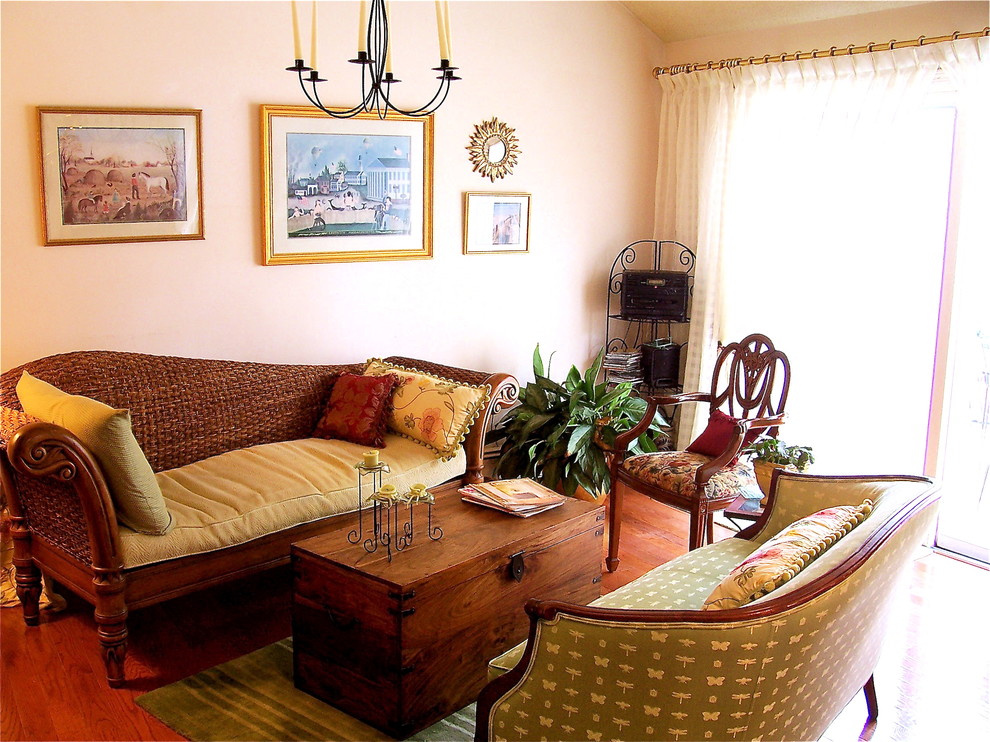 Immagine di un soggiorno chic con pareti rosa