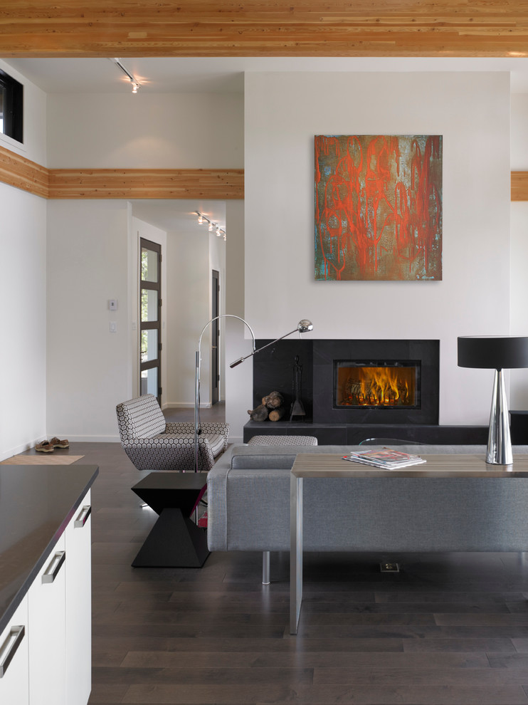Mittelgroßes, Offenes Retro Wohnzimmer mit weißer Wandfarbe, braunem Holzboden und Kamin in Seattle