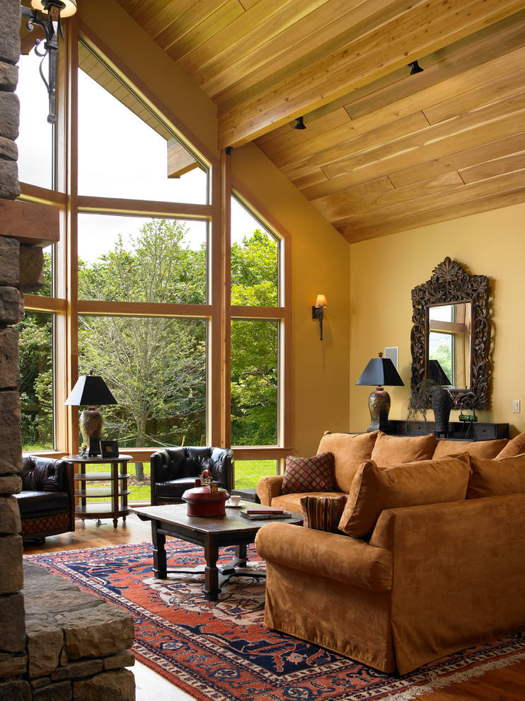 Modelo de salón de estilo de casa de campo con paredes beige, suelo de madera en tonos medios y suelo marrón