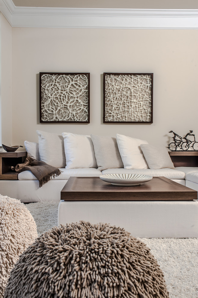 Immagine di un soggiorno contemporaneo di medie dimensioni e aperto con pareti beige, parquet scuro, pavimento marrone e nessun camino