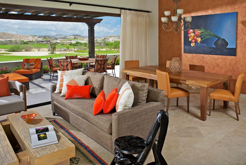 Пример оригинального дизайна: открытая гостиная комната в стиле фьюжн с оранжевыми стенами и коричневым диваном