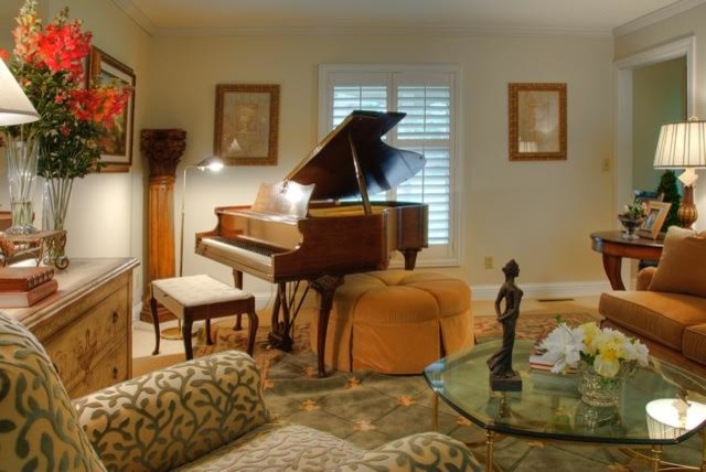 Источник вдохновения для домашнего уюта: большая открытая гостиная комната в классическом стиле с музыкальной комнатой, бежевыми стенами и паркетным полом среднего тона без камина