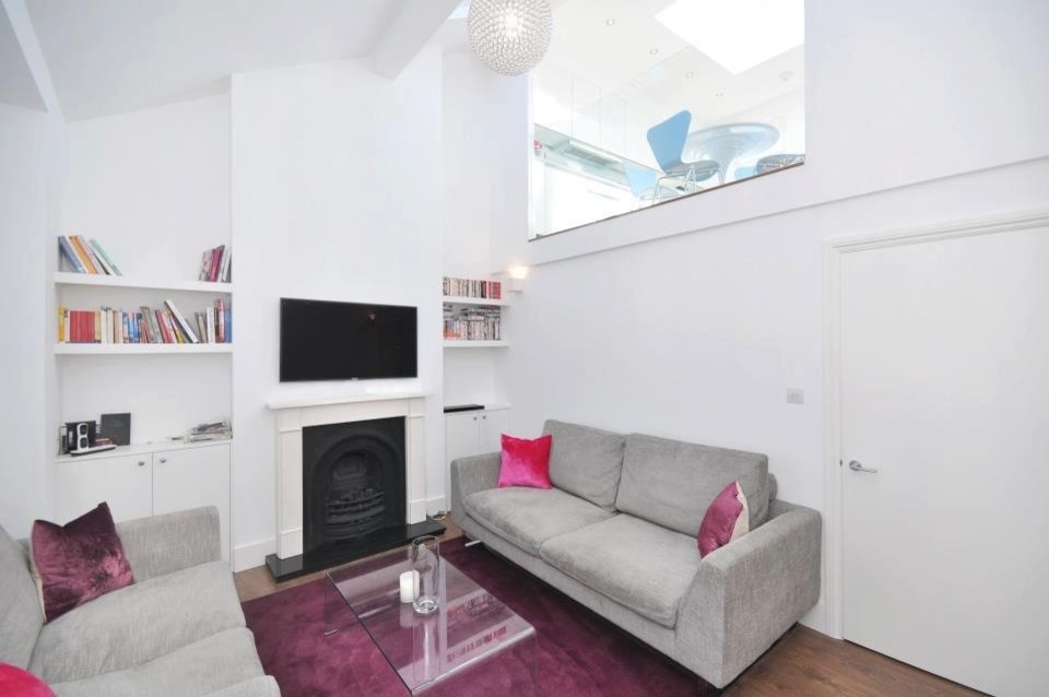 Mittelgroßes, Repräsentatives, Abgetrenntes Modernes Wohnzimmer mit weißer Wandfarbe, braunem Holzboden, Kamin, Kaminumrandung aus Metall und Multimediawand in London