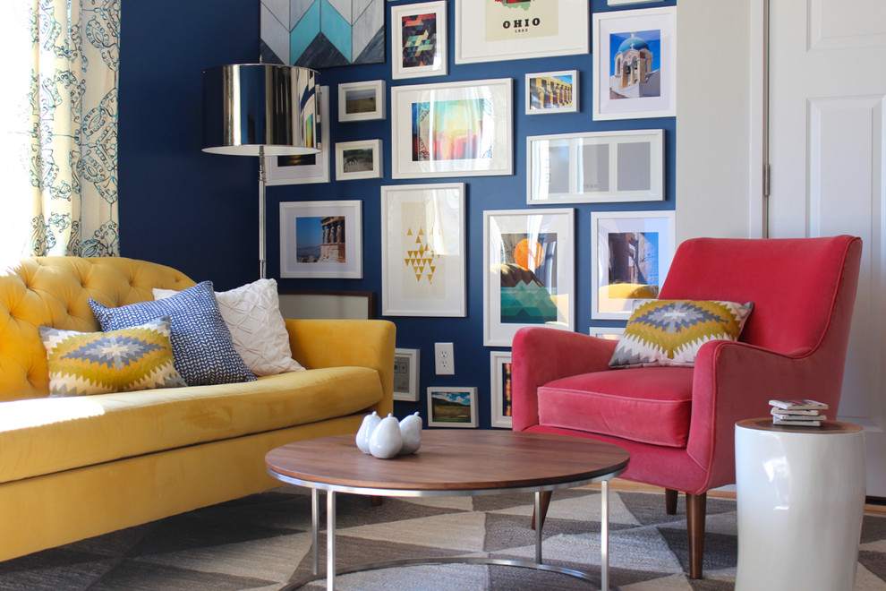 Пример оригинального дизайна: изолированная гостиная комната среднего размера в стиле ретро с синими стенами, паркетным полом среднего тона и телевизором на стене без камина