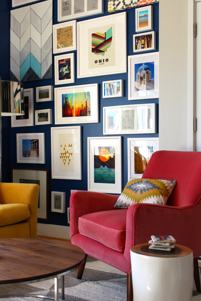 Diseño de salón cerrado retro de tamaño medio sin chimenea con paredes azules, suelo de madera en tonos medios y televisor colgado en la pared