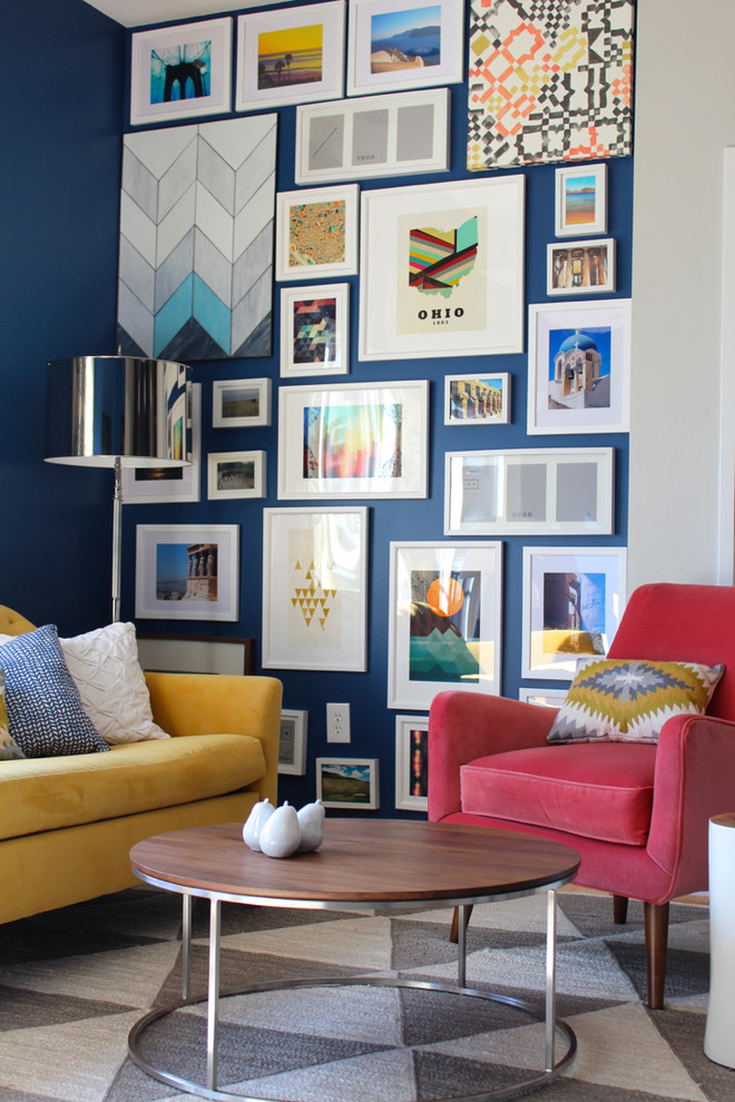 Foto di un soggiorno moderno di medie dimensioni e chiuso con pareti blu, pavimento in legno massello medio, nessun camino e TV a parete