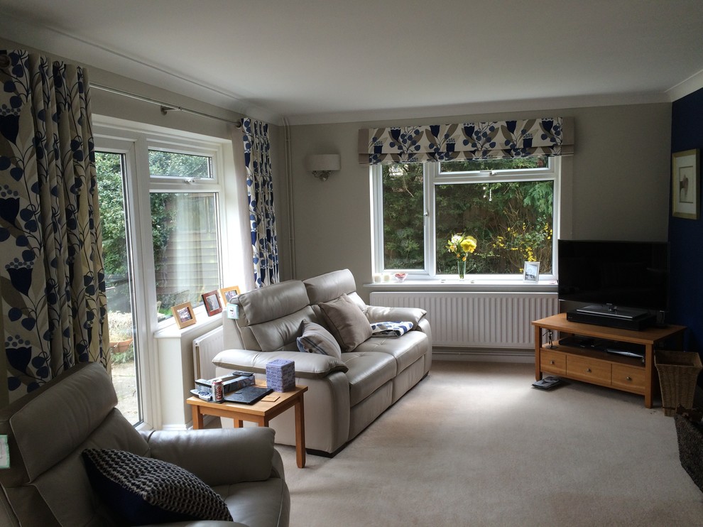 Elegant living room photo in Hertfordshire