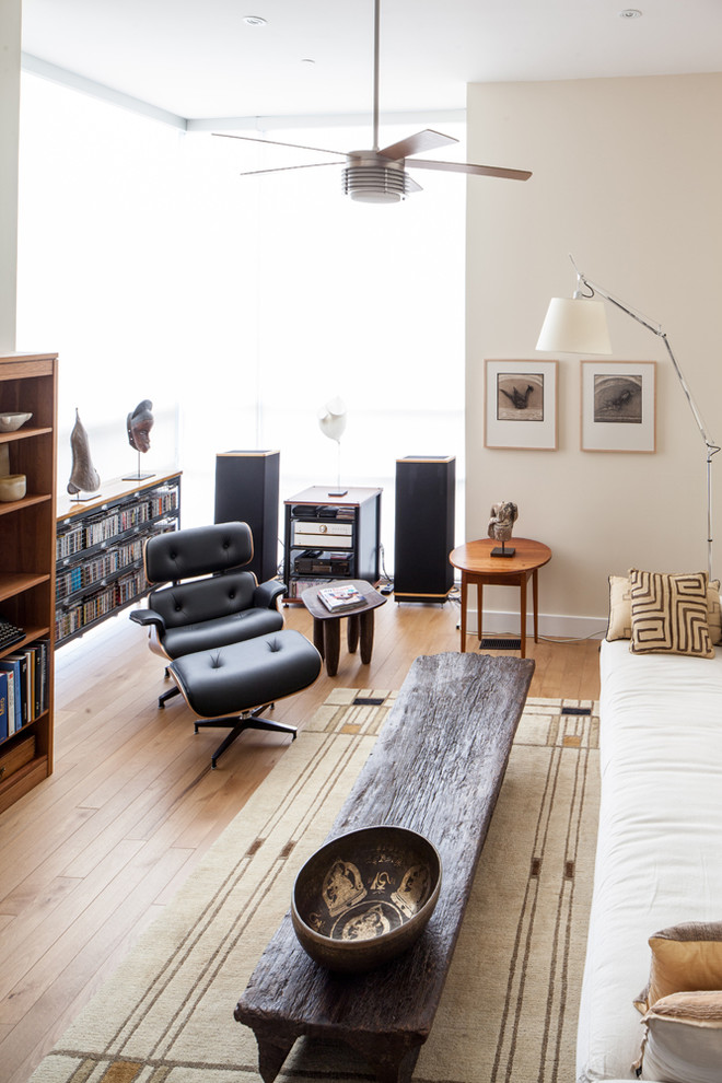Imagen de salón contemporáneo con paredes beige y suelo de madera en tonos medios