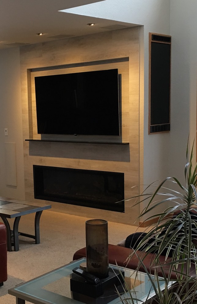 Bild på ett mellanstort funkis allrum med öppen planlösning, med ett musikrum, grå väggar, heltäckningsmatta, en standard öppen spis, en spiselkrans i trä och en väggmonterad TV