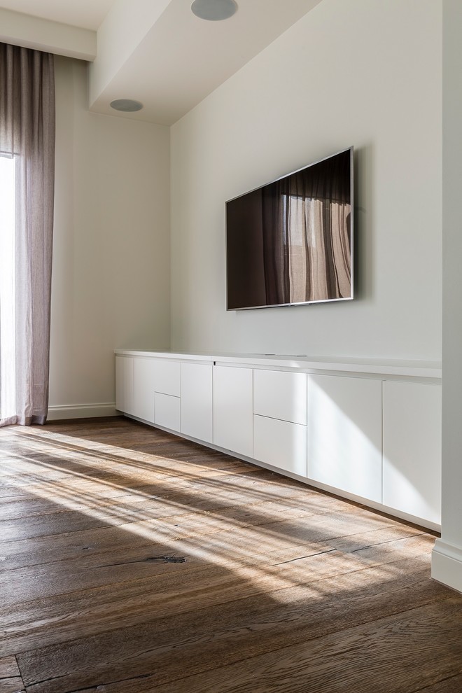 Foto di un soggiorno minimal di medie dimensioni e aperto con pareti bianche, parquet scuro, nessun camino e TV a parete