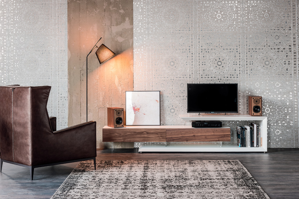 Ejemplo de salón para visitas cerrado minimalista grande con paredes multicolor, suelo de madera oscura, televisor independiente y suelo gris