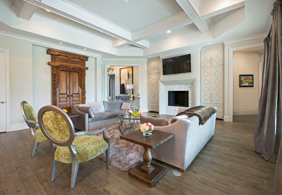 Mittelgroßes, Offenes Klassisches Wohnzimmer mit weißer Wandfarbe, braunem Holzboden, Kamin, Kaminumrandung aus Stein und Multimediawand in Houston
