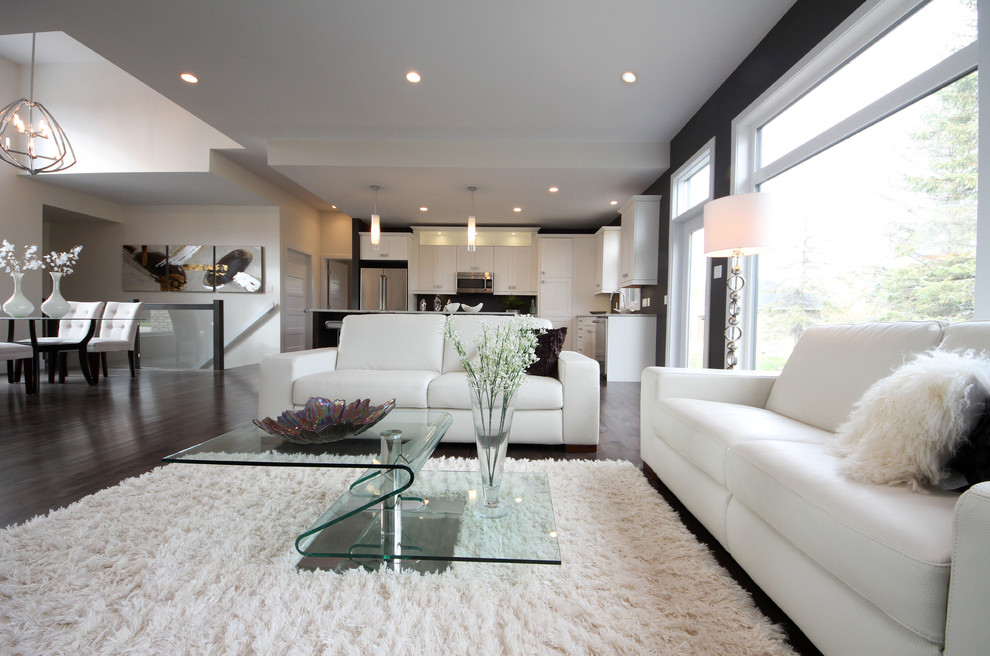 Großes, Offenes Modernes Wohnzimmer mit grauer Wandfarbe, braunem Holzboden, Gaskamin und Kaminumrandung aus Stein in Sonstige