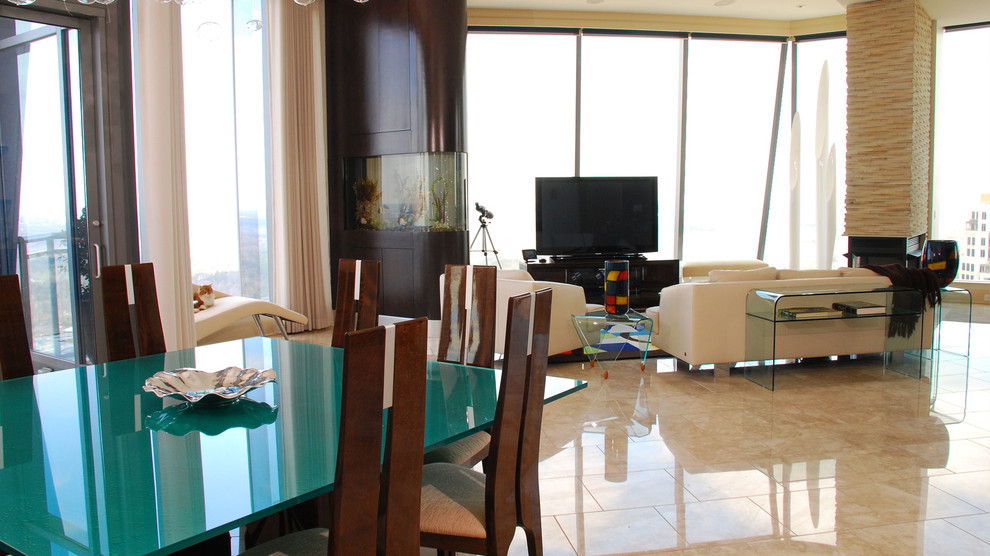 Idee per un grande soggiorno design stile loft con pareti beige, pavimento con piastrelle in ceramica e TV autoportante