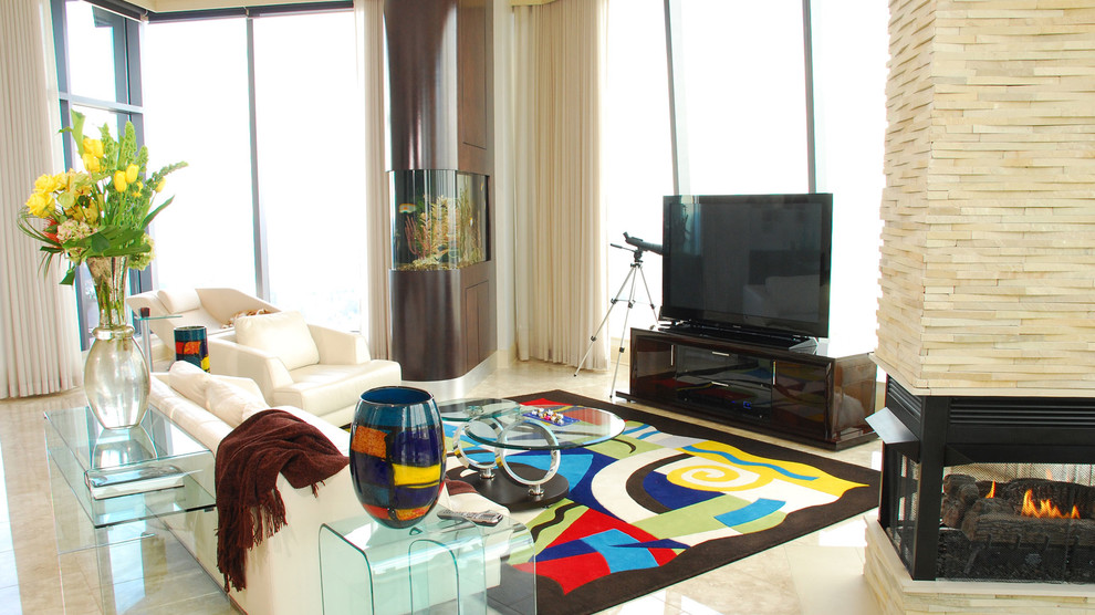 Großes Modernes Wohnzimmer im Loft-Stil mit beiger Wandfarbe, Keramikboden und freistehendem TV in Atlanta