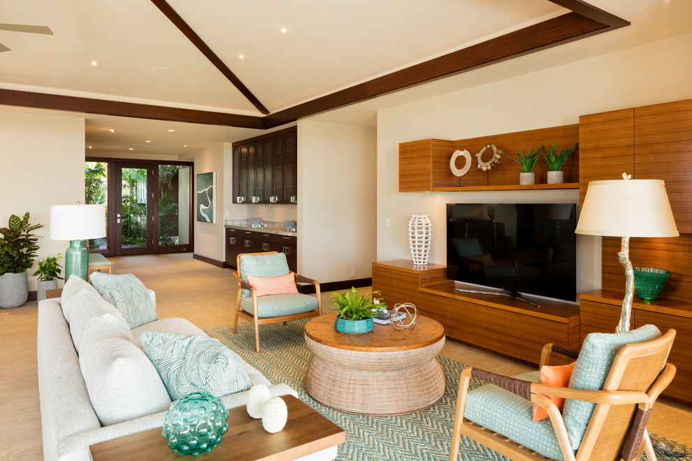 Foto di un soggiorno tropicale con pareti bianche e pavimento in legno massello medio