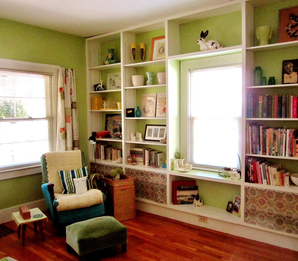 Идея дизайна: гостиная комната в стиле фьюжн с зелеными стенами и паркетным полом среднего тона