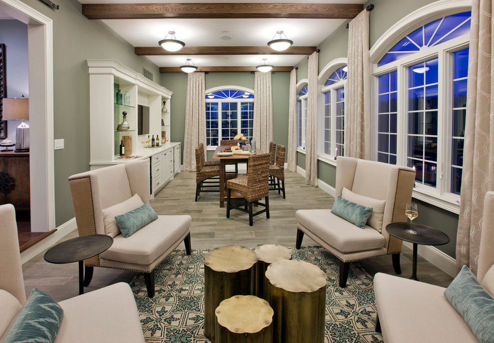 Стильный дизайн: парадная гостиная комната в классическом стиле с зелеными стенами - последний тренд