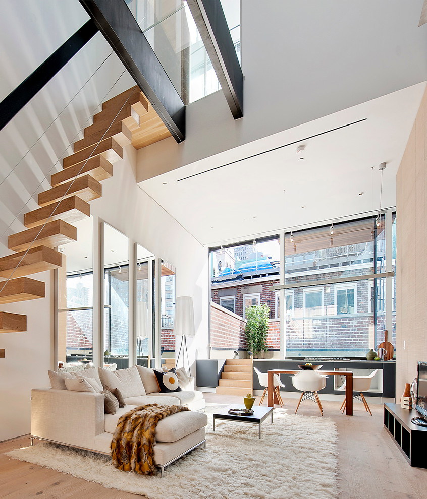 Offenes Modernes Wohnzimmer mit weißer Wandfarbe und hellem Holzboden in New York