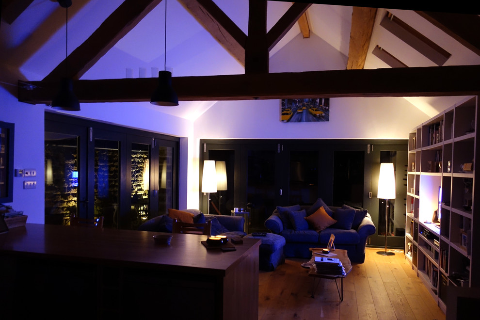 Immagine di un piccolo soggiorno country aperto con pareti bianche e pavimento in legno massello medio