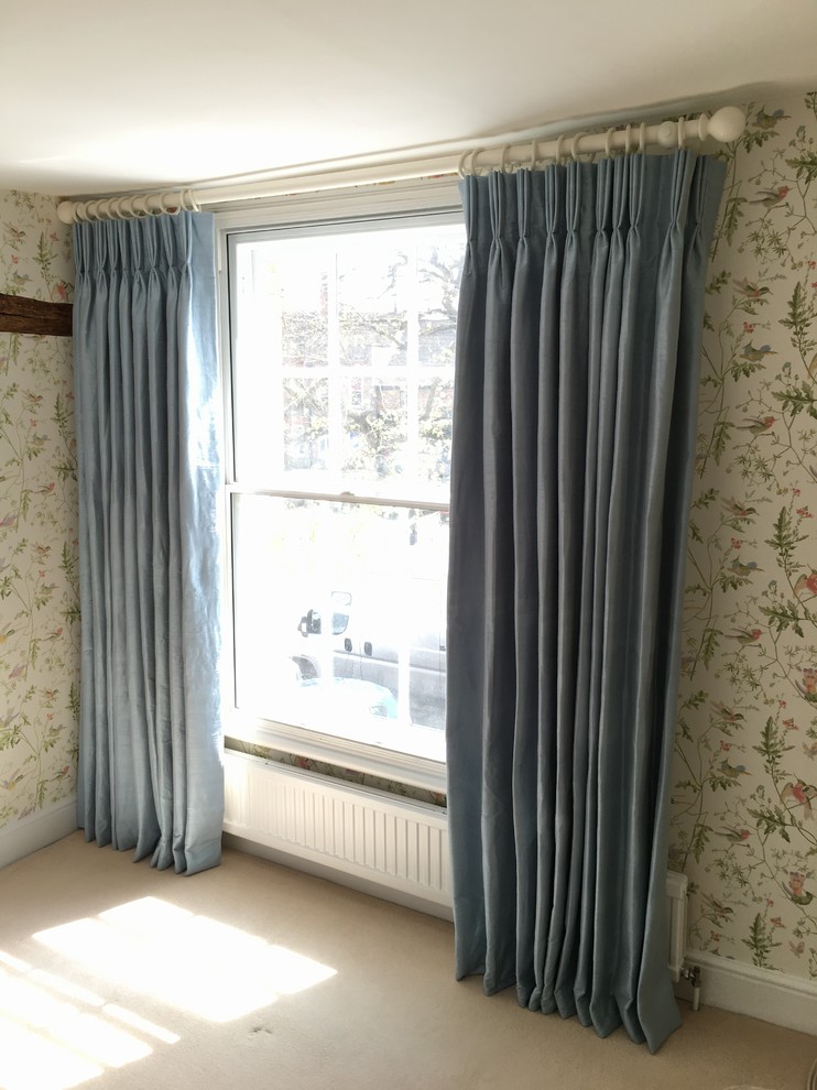 Klassisches Wohnzimmer mit grüner Wandfarbe, Teppichboden und weißem Boden in London