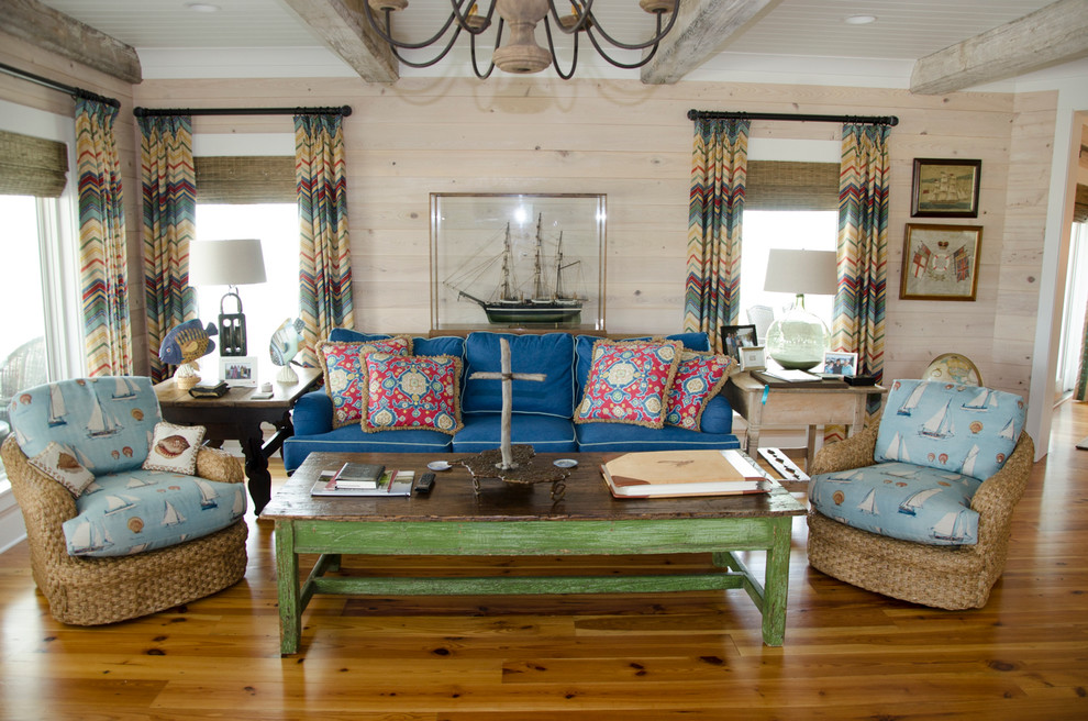 Mittelgroßes, Abgetrenntes Maritimes Wohnzimmer mit beiger Wandfarbe und braunem Holzboden in Charleston