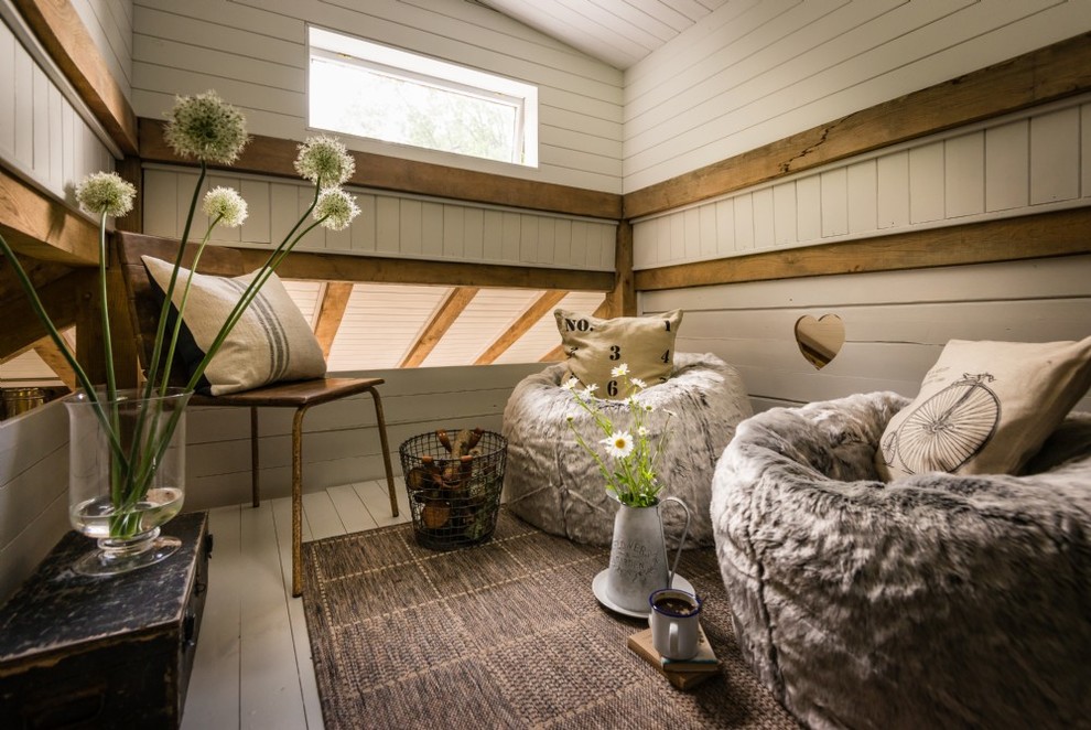 Пример оригинального дизайна: маленькая двухуровневая гостиная комната в стиле рустика с с книжными шкафами и полками, белыми стенами, светлым паркетным полом и белым полом для на участке и в саду