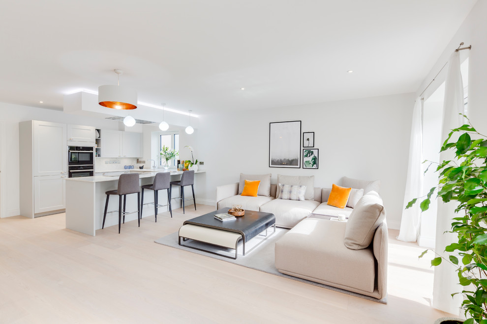 Repräsentatives, Offenes Modernes Wohnzimmer mit weißer Wandfarbe, hellem Holzboden und beigem Boden in London